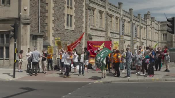 Tågfackets Strejkande Vid Strejk Vid Strejk Vid Bristols Tågstation Temple — Stockvideo