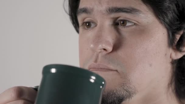 Primer Plano Hombre Hispano Girando Una Taza Café Antes Tomar — Vídeo de stock