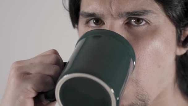 Una Foto Isolata Uomo Ispanico Che Beve Una Tazza Rallentatore — Video Stock