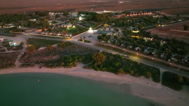 夕方にオーストラリアのコーラルベイの海岸集落の空中ショット — ストック動画