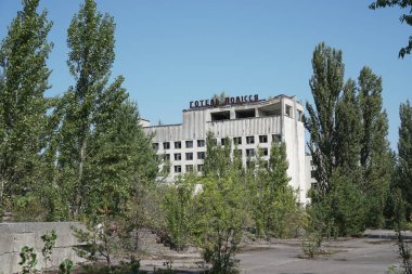 Pripyat, Çernobil Yasaklama Bölgesi 'ndeki eski, harap olmuş Polissya otelinin cephesi.