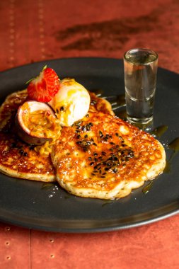 Haşlanmış yumurta ve çarkıfelek meyveli krep.