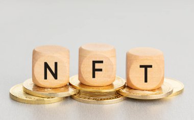 NFT konsepti. Metinli madeni paralar ve tahta bloklar. Boşluğu kopyala
