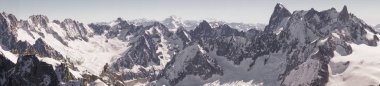 Mont Blanc dağ sırasının panoramik bir görüntüsü.