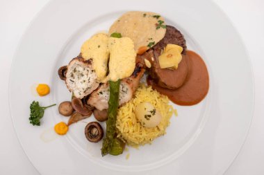 Beyaz tabakta soslu barbekü tabağının en iyi görüntüsü.