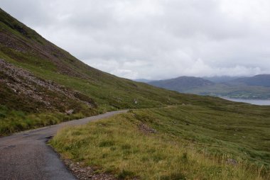 İskoçya 'daki tepe arazileri boyunca otoban manzaralı bir manzara