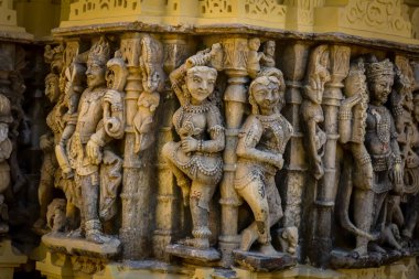 Hindistan 'daki Khajuraho tapınağındaki eski taş heykellerin yakın çekimi.