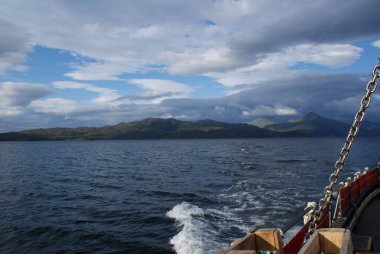 İskoçya 'da bir teknenin arkasındaki denizin güzel manzarası.