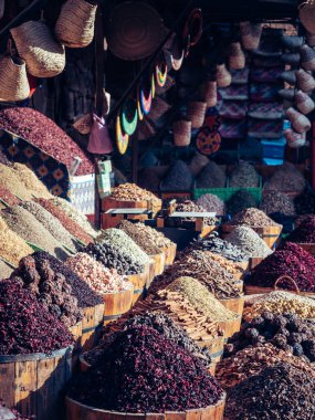 Aswan 'da baharatlarla dolu bir pazar