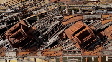 Endüstriyel bir makinenin üst görüntüsü