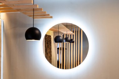 Tavanda lambalar asılı bir restoranın iç manzarası.