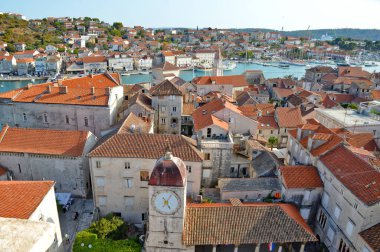 Ortaçağ Hırvat kenti Trogir 'in tarihi ilçesine Kuş bakışı bakış