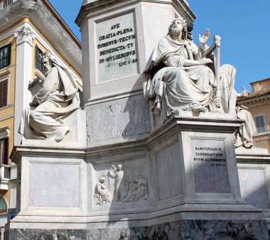 İtalya, Roma 'daki Colonna della Immacolata' nın tabanındaki İncil heykelleri.