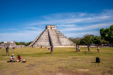 Piste, Meksika - 25 Mart 2022: Chichen Itza 'daki El Castillo Piramidi.