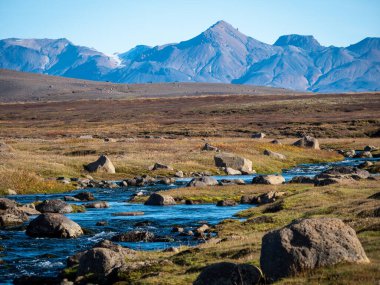 Güneş ışığıyla Kuzey Atlantik Adası 'nın güzel bir manzarası