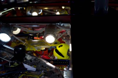 İngiltere 'nin Brighton rıhtımındaki atari salonunda renkli Pac-Man oyuncağının güzel bir resmi.