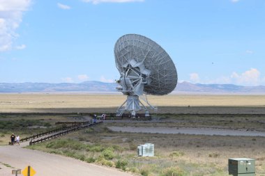 Güneşli bir günde, Socorro yakınlarındaki tarlada büyük bir radyo teleskobu görüntüsü.