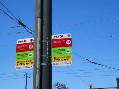 Güzel bir tabela görüntüsü, New Orleans, ABD 'de iki tramvay durağının transfer noktasını gösteriyor.