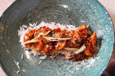 Pilavlı bir tavuğun dikey çekimi.