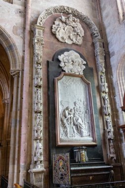 Aziz Michael Kilisesi 'nin güzel mimari detaylarının dikey çekimi. Dijon, Fransa.