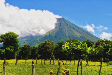Volkanın panaroid bir resmi