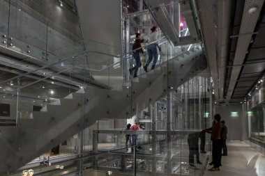 Boijmans van Beuningen sanat depolarının iç merdiven koridoru ve etrafta dolaşan ziyaretçiler.
