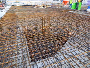 İnşaat alanında beton takviyeli çelik temeli.