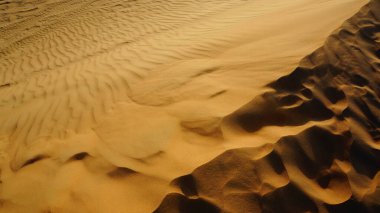 Kum tepelerinin yakın plan çekimi.