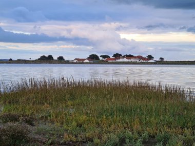 Bulutlu gökyüzünün altında güzel bir göl görüntüsü
