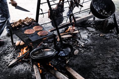 Dışarıda ateşte kavrulan güzel bir et görüntüsü.