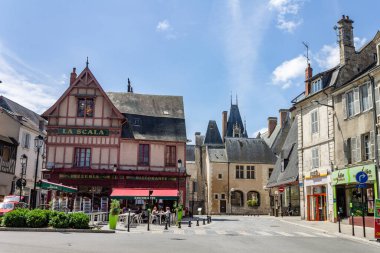 Bourges, Fransa, Avrupa 'da güneşli bir günde tarihi binalar