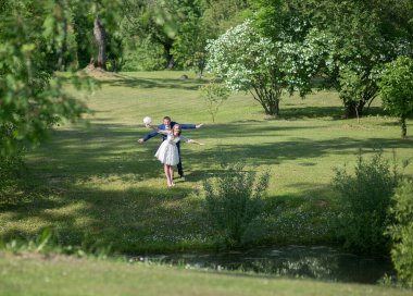 Düğün sırasında bir çift.
