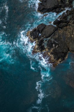 Guanacaste, Kosta Rika 'da deniz kenarındaki kayalık bir sahilin dikey üst görüntüsü
