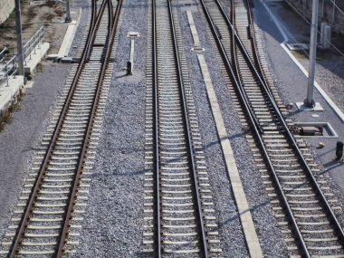 Maribor 'da güneşli bir günde demiryolu manzarası