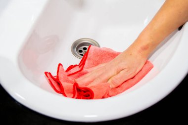 El temizliği, banyo lavabosu, kırmızı bir paçavra.