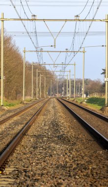 Hollanda 'nın Limburg ilindeki tren raylarının dikey çekimi