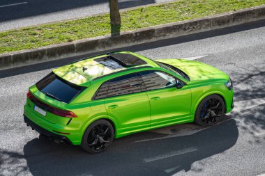 Yeşil Audi RS Q8 lüks bir spor arabası.