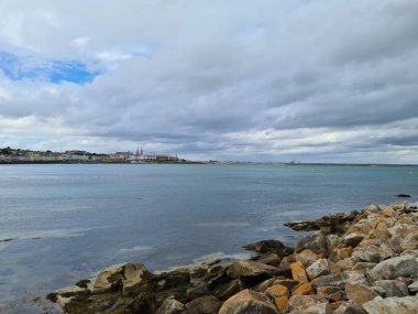 Deniz kıyısındaki kayaların manzarası