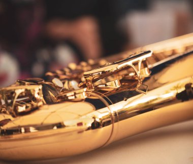Parlak bir saksafonun detaylarını yakından çekeceğiz.
