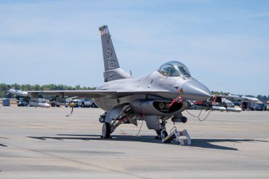 Shaw Hava ve Uzay Fuarı sırasında mavi gökyüzüne karşı bir F16 Jet