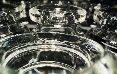 Küçük cam bir tıbbi kimyasal ampul açılışının yakın çekimi.