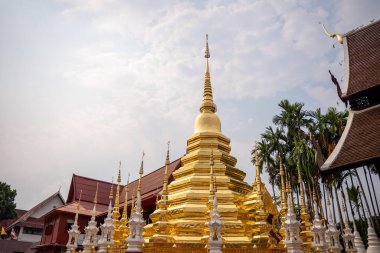 Tayland, Chiang Mai 'deki Wat Phra Singh Woramahawihan Tapınağı' nın güzel bir görüntüsü.