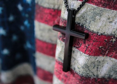 Küçük tahta bir haç ve ABD bayrağı. Tanrı Amerika 'yı korusun