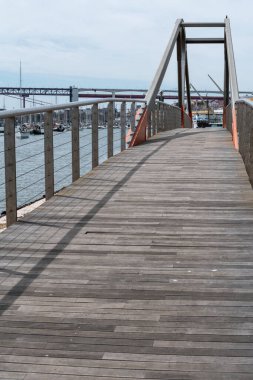 Yayalara ve rıhtımdaki gemilerin giriş ve çıkışına izin veren Alcantara Rıhtımı mobil köprüsü.