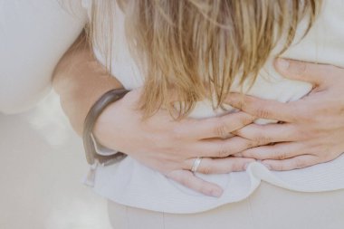 Karısının sırtını sımsıkı sarılan koca, bulanık bir geçmişle...