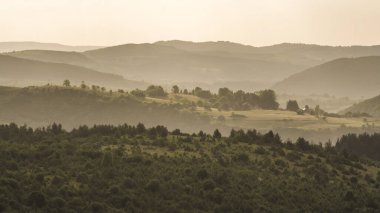 Gün ışığında güzel bir dağ manzarası
