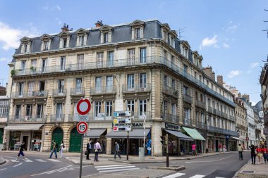 Gökyüzüne karşı eski bina cephesi, Dijon mimarisi, Fransa.