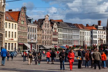 Brüksel, Belçika ve Avrupa 'daki tarihi Flaman binaları. Şehir merkezindeki insanlar..