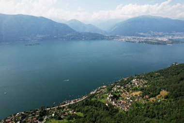 İsviçre, Ticino 'daki Lago Maggiore Gölü ve Locarno Dağları üzerindeki Sant Abbondio' nun kuş bakışı görüntüsü
