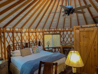 Modern yurtta güzel bir yatak odası.